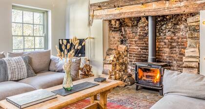 Charming Downland Cottage - Pass the Keys