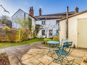 Outdoor dining - Charming Downland Cottage - Pass the Keys (Chichester)