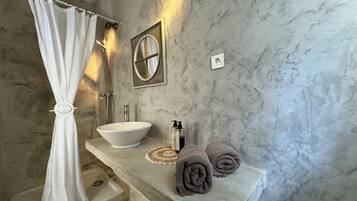Classic Room | Bathroom | Towels, soap, shampoo, toilet paper