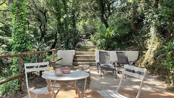 Signature Cabin, 1 Queen Bed, Kitchenette, Garden View | Terrace/patio