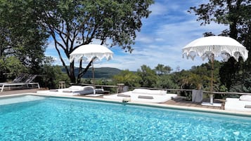 Piscine extérieure, parasols de plage, chaises longues