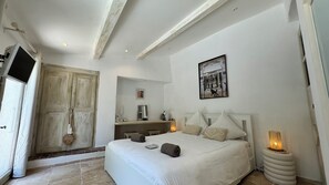 Deluxe kamer | Individueel gedecoreerd, individueel gemeubileerd, beddengoed