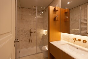 Shower, hair dryer, towels, shampoo