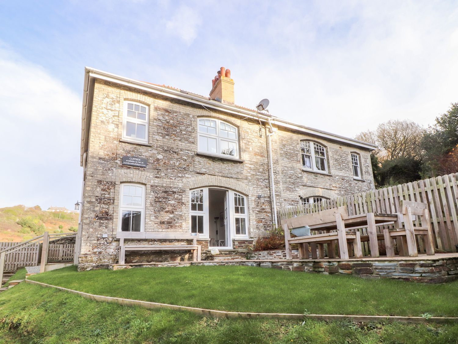 CLIFFSIDE, family friendly, character holiday cottage in Tintagel