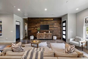 Televisión y oficina 