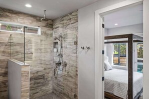 Bathtub, hair dryer, towels - South Lamar Wellness Haven / Sauna / Hot Tub / BBQ (Austin)