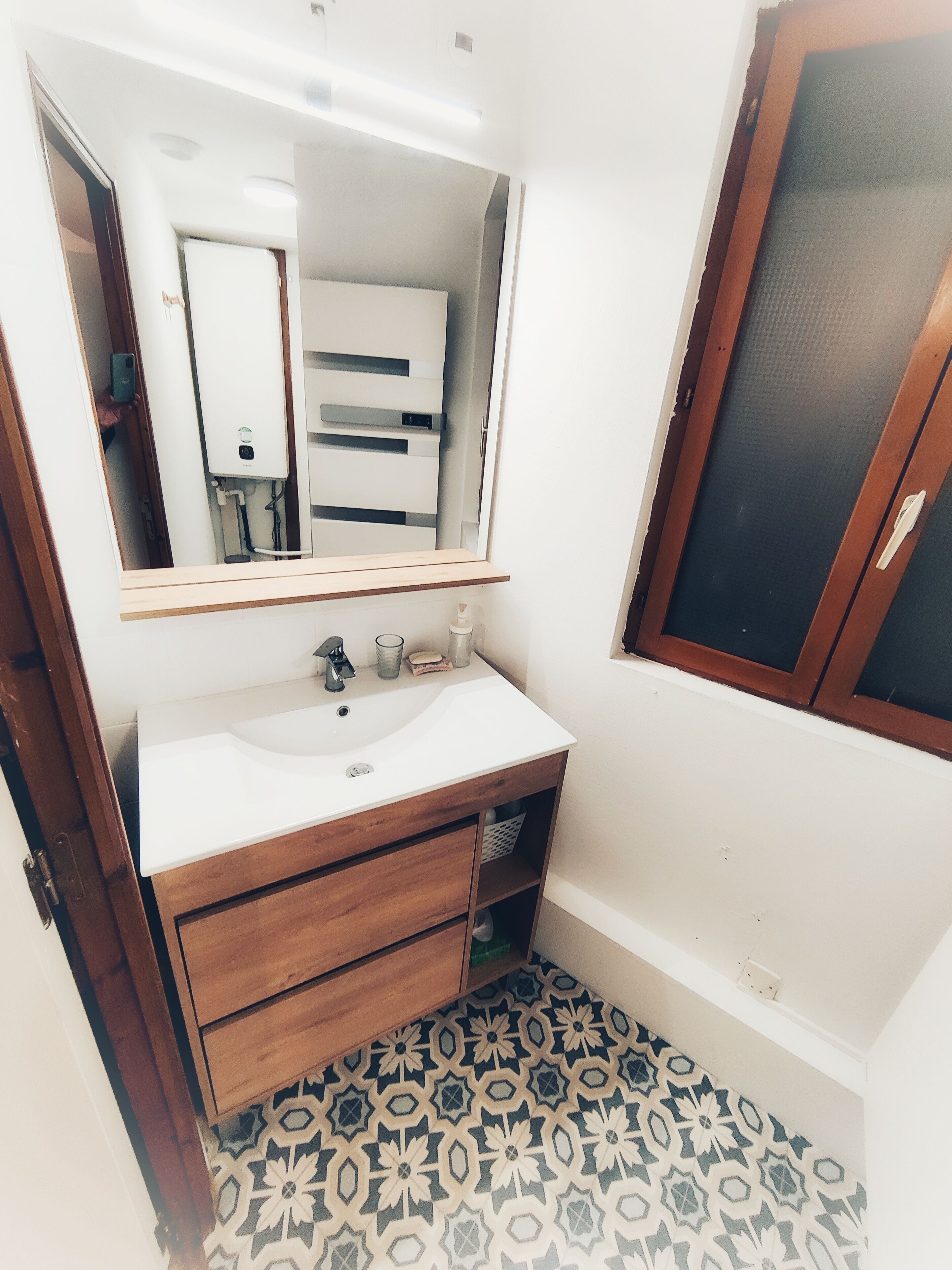 Hiustenkuivaaja, pyyhkeet, saippua, sampoo