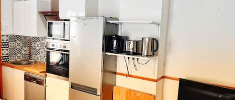 Kühlschrank, Mikrowelle, Ofen, Herdplatte