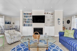 Una Smart TV, una chimenea