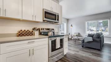 Refrigerador, microondas, horno, placa de cocina