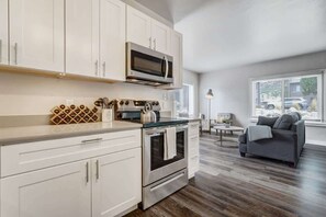 Kylskåp, mikrovågsugn, ugn och spishäll