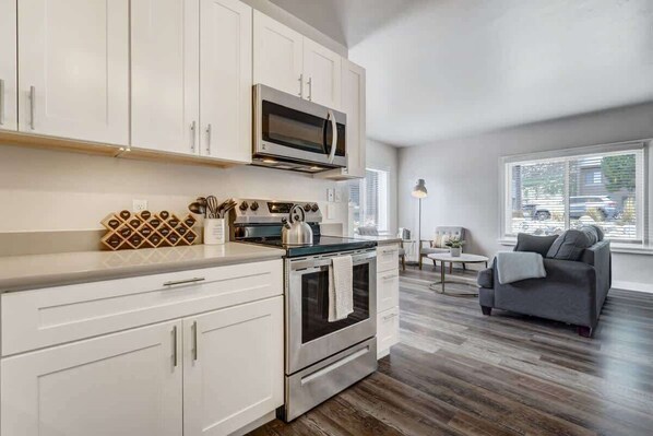 Frigorífico, microondas, horno y placa de cocina