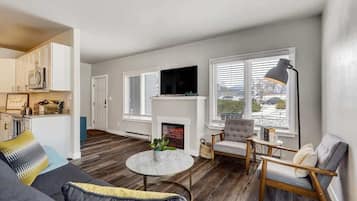 TV, caminetto, studio