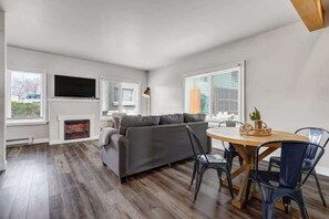 Tv, eldstad och kontor