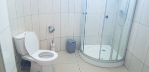 Familienapartment, 2 Schlafzimmer | Badezimmer | Dusche, Regendusche, kostenlose Toilettenartikel, Handtücher