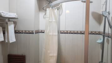Standard Single Room | Bathroom | Shower, rainfall showerhead, free toiletries, towels