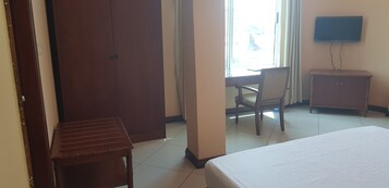 Caja de seguridad en la habitación y escritorio 