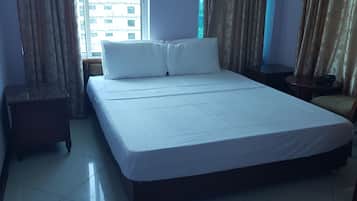 Familie appartement, 2 slaapkamers | Een kluis op de kamer, een bureau, een laptopwerkplek, gratis wifi