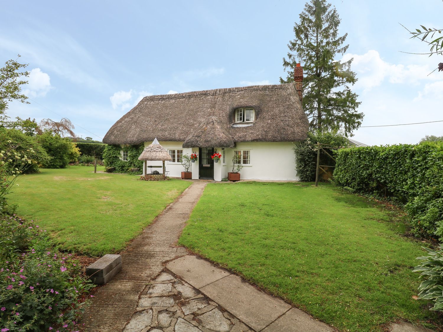 THATCH COTTAGE, pet friendly, with open fire in Buckland Newton