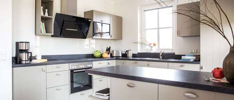 Køleskab, mikrobølgeovn, ovn, kogeplade