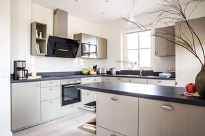 Een koelkast, een microgolfoven, een oven, een kookplaat