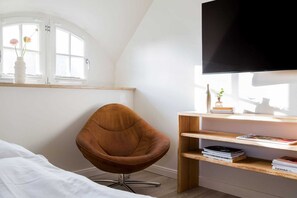 2 bedrooms, iron/ironing board, travel crib, free WiFi