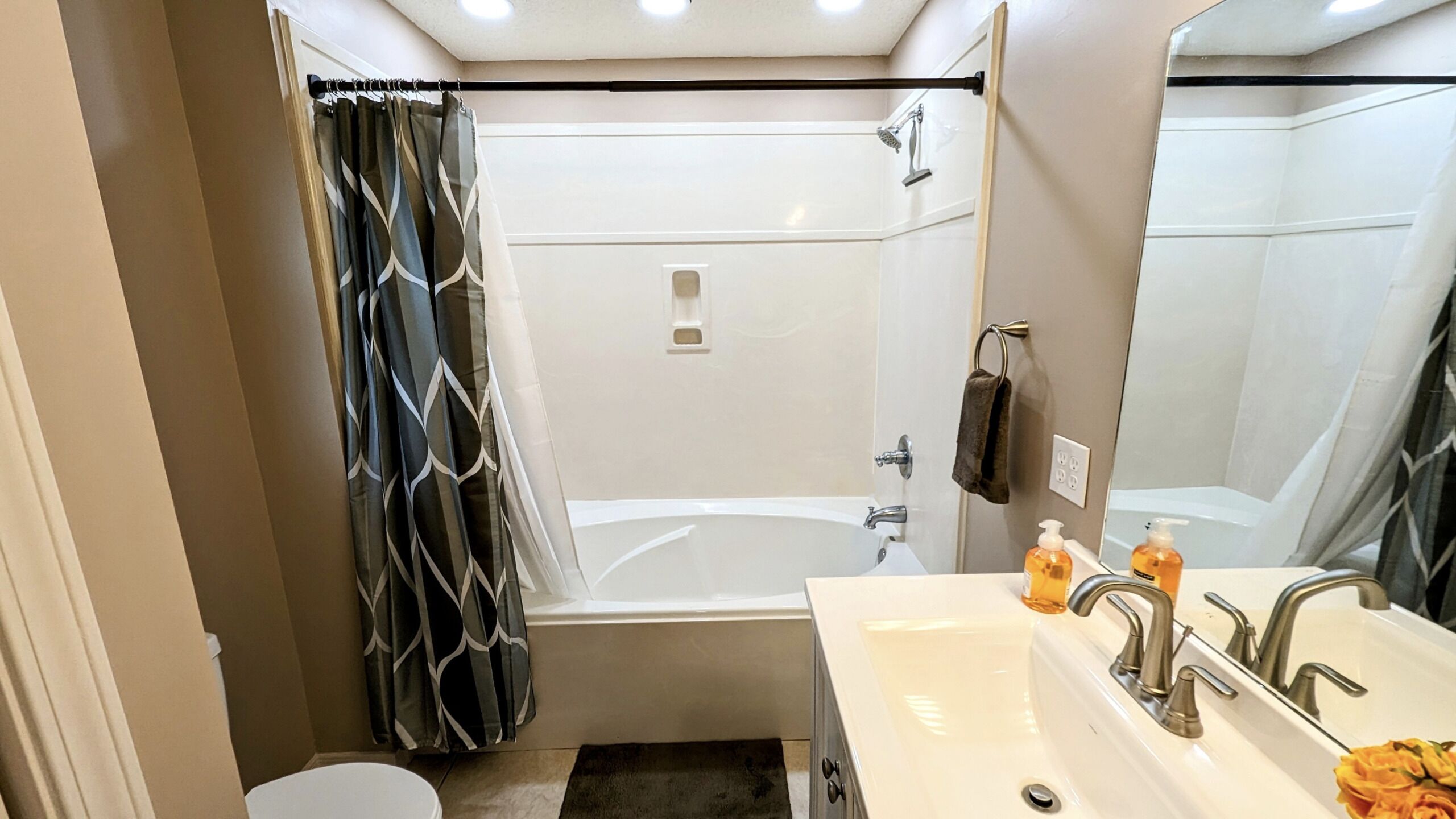 Amazing Retreat! Room to spread out perfect for large families or groups!