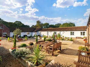 Outdoor dining - Old Stables - UK43792 (Sewerby, near Bridlington)