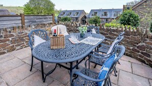 Outdoor dining - 3 bedroom accommodation in Dartmouth (Dartmouth)