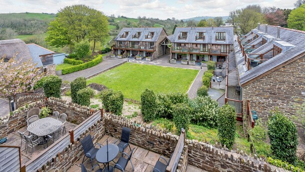 Outdoor dining - 3 bedroom accommodation in Dartmouth (Dartmouth)