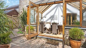 Outdoor dining - 3 bedroom accommodation in Dartmouth (Dartmouth)