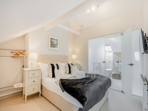 3 bedrooms, WiFi (free), bed sheets