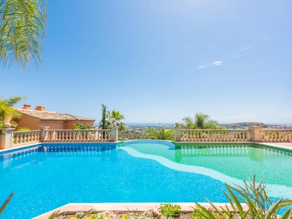 Pool - Los Belvederes a spacious and luxury apartment (Marbella)
