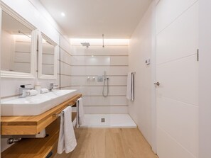 Shower, towels - Los Belvederes a spacious and luxury apartment (Marbella)