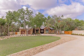 Unclassified image, 3 of 50, button - Luxury Retreat | Near Austin at Always on My Mind (Austin)