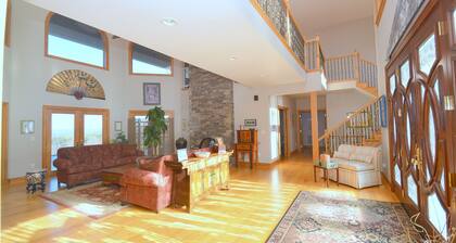 Redbud Keep - Amazing Manor!