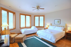 Casa, varias camas (Redbud Keep - Amazing Manor!) | 4 dormitorios y wifi gratis