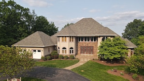 Maison, plusieurs lits (Redbud Keep - Amazing Manor!) | Extérieur