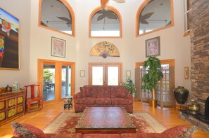 Casa, varias camas (Redbud Keep - Amazing Manor!) | Interior