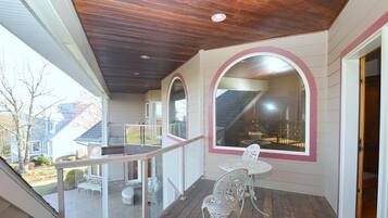 House, Multiple Beds (Redbud Keep - Amazing Manor!) | Outdoor dining