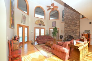 Casa, varias camas (Redbud Keep - Amazing Manor!) | Interior