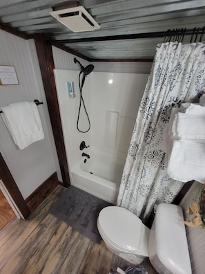 Douche, serviettes fournies, savon, shampoing