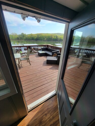 Castle Cliff Cabin - Home on the water- walking distance to Ha Ha Tonka