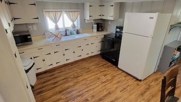 Geladeira, micro-ondas, fogão, cooktop