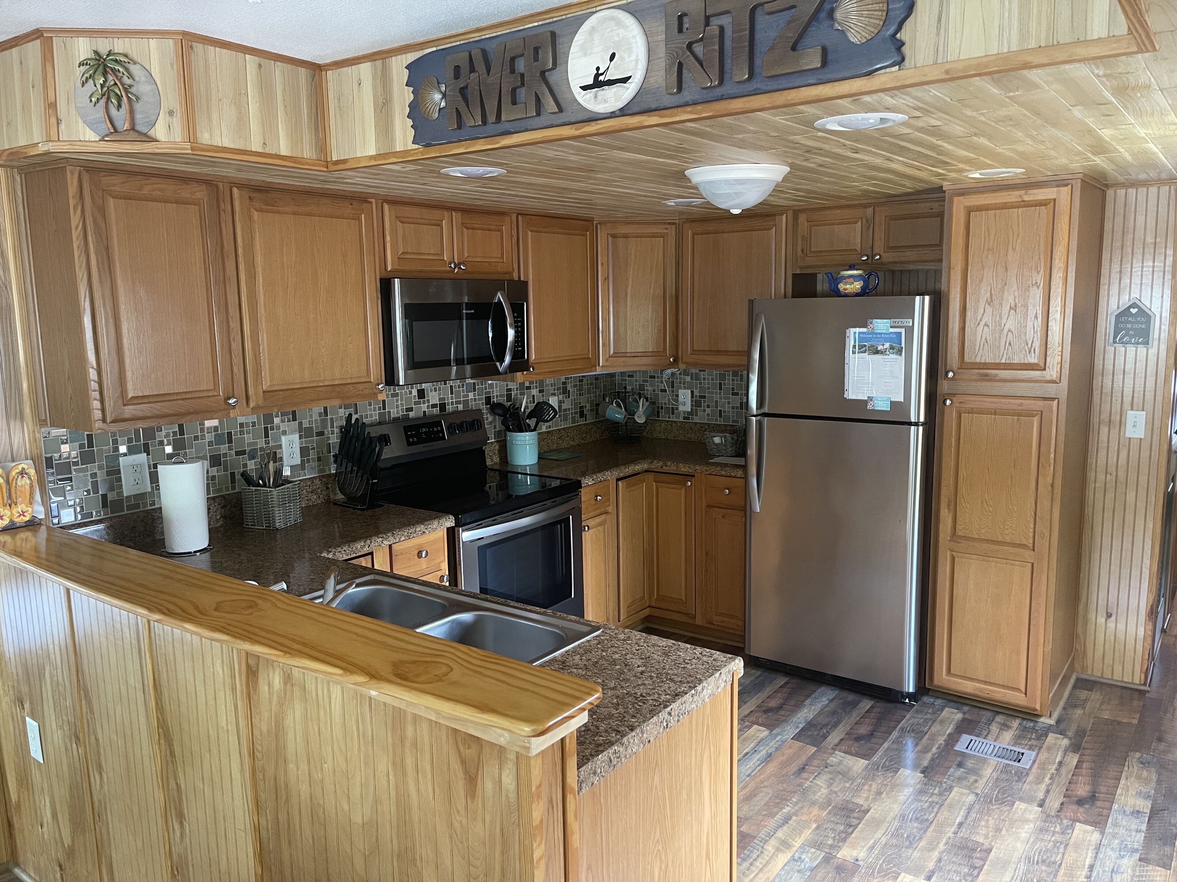 Escape to the River Ritz -Pet Friendly! Short paddle to main Weeki Wachee River