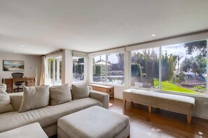 Televisión y oficina 