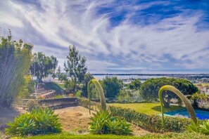 Property grounds - Amazing ocean & bay views, A/C, large yard, family (San Diego)