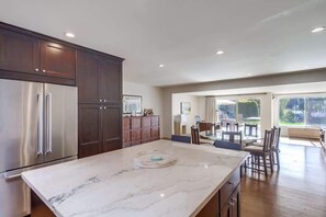 Dining - Amazing ocean & bay views, A/C, large yard, family (San Diego)