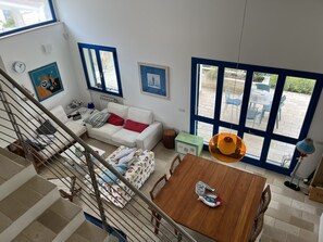 Télévision, table de tennis de table, livres, chaîne hi-fi