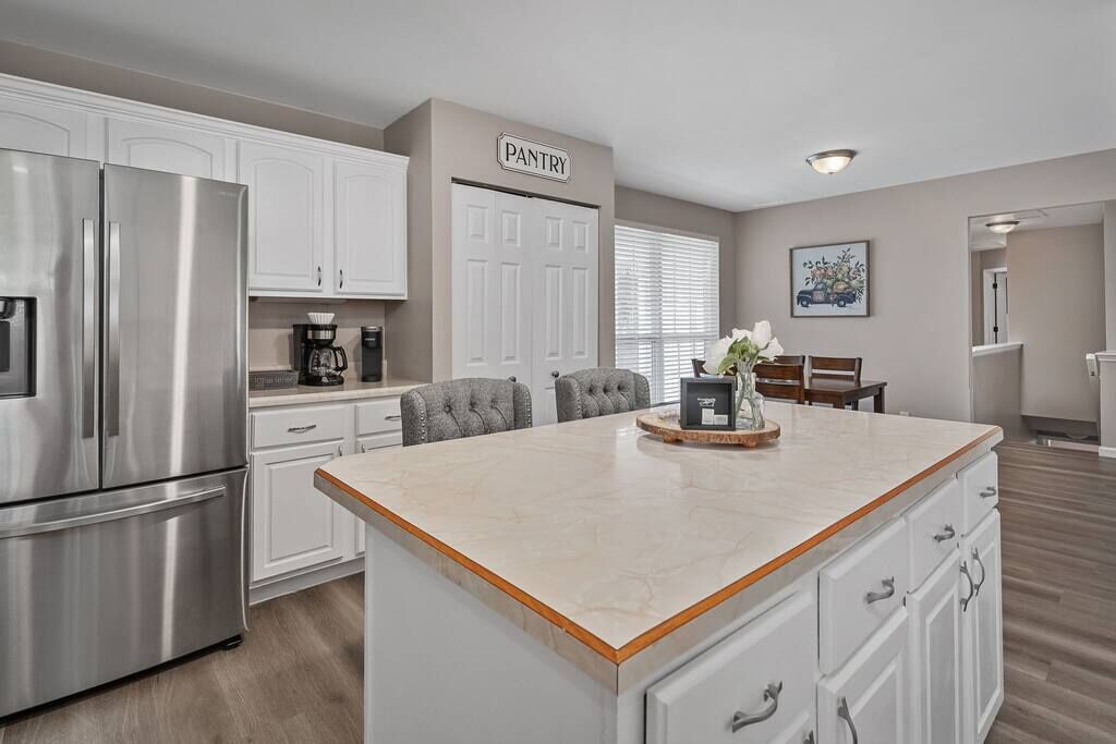 Blair's House in St. Charles Sleeps 10 + Game Room